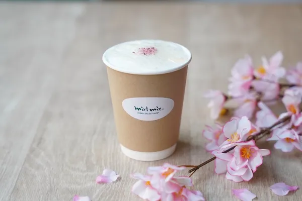 桜の飾りが乗ったハニーミルクティー