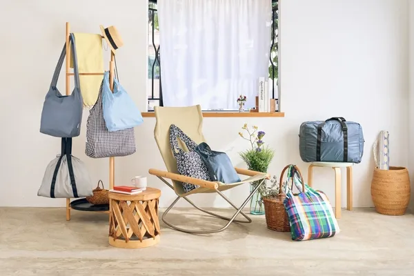 様々なバッグや日用品が置かれた室内