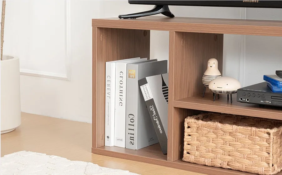 茶色の棚に本や装飾品が置かれた様子。