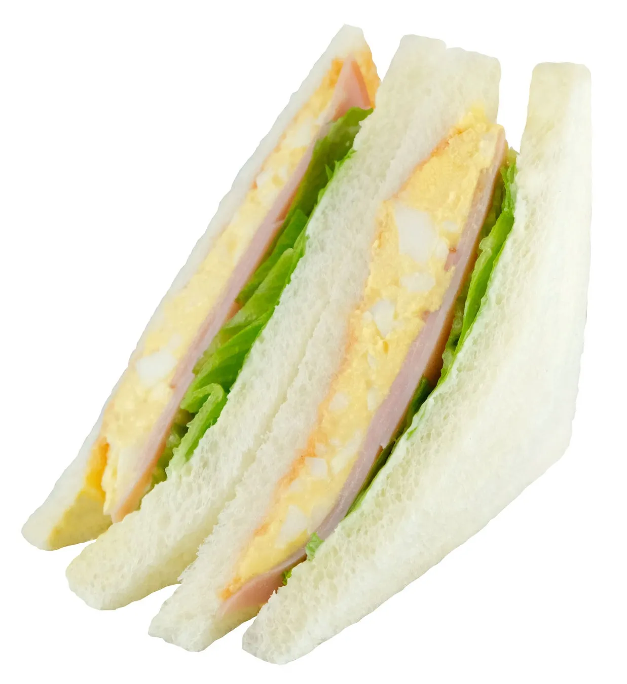 サンドイッチのクローズアップ写真。卵サラダ、ハム、レタスが挟まれている。