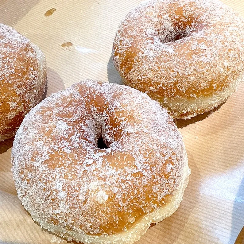 砂糖をまぶしたドーナツ