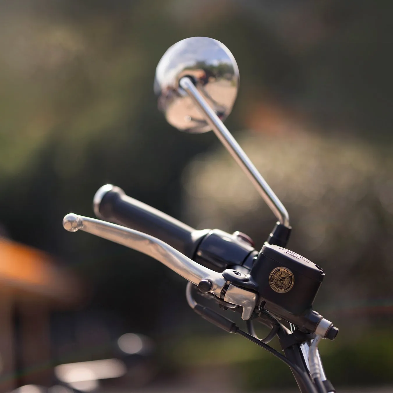 バイクのハンドル部分のクローズアップ