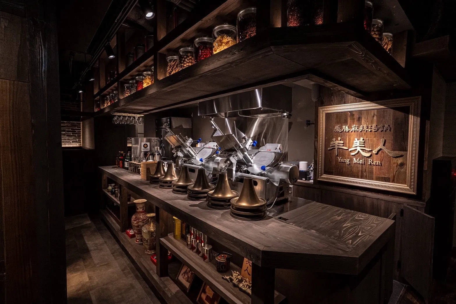 木製の店内に並んだ、楊美人という看板