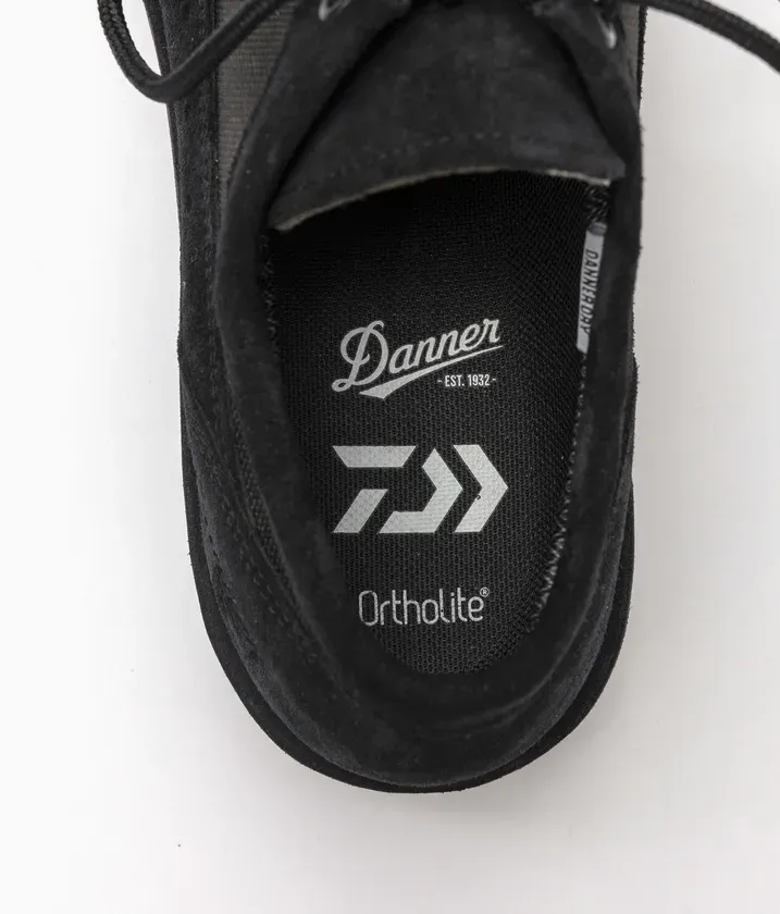 インソールには両ブランドのロゴ