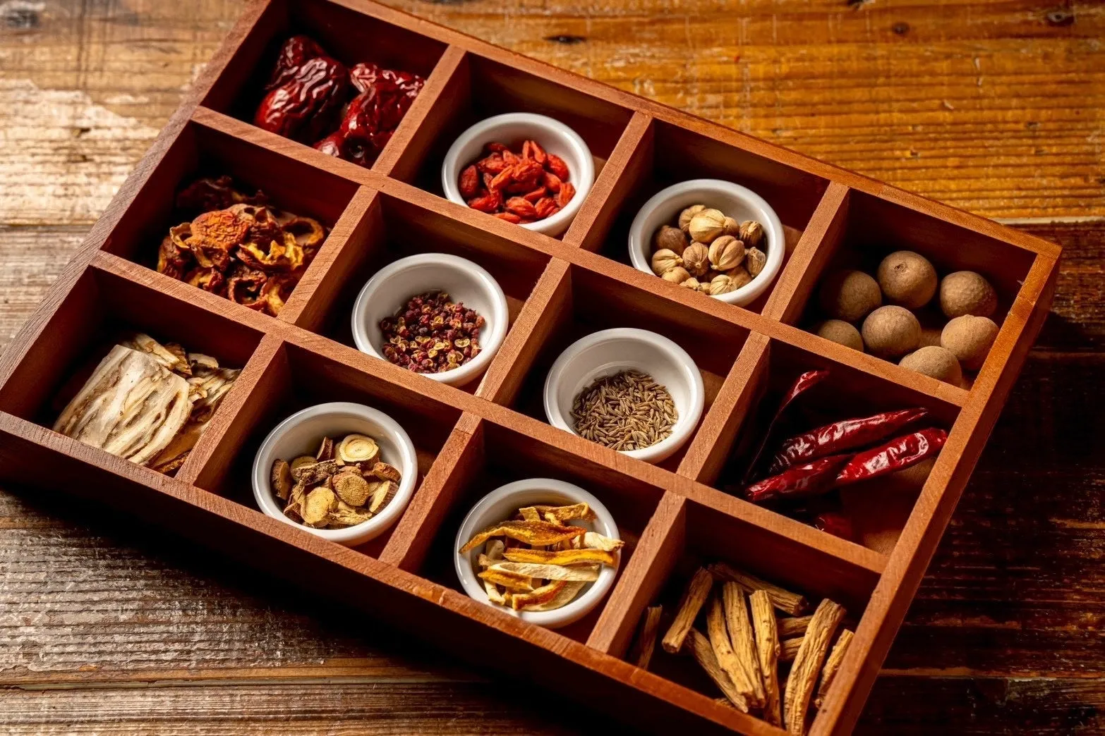木製の仕切りケースに様々な種類の乾燥食材が並べられた写真