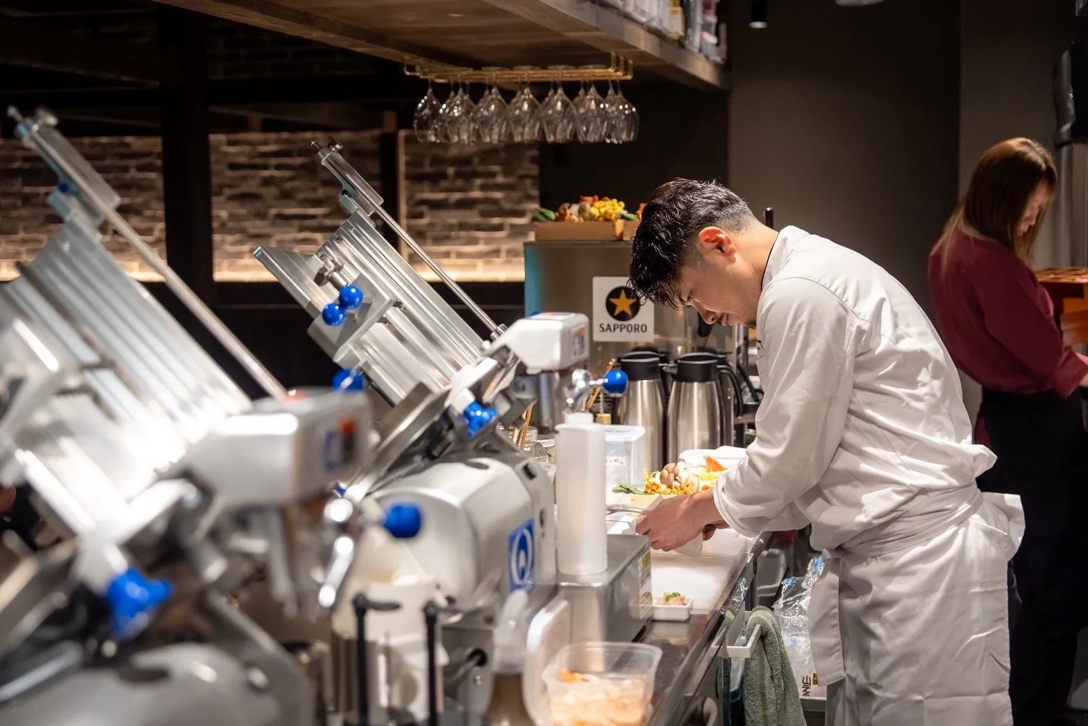 料理人が調理をしている様子