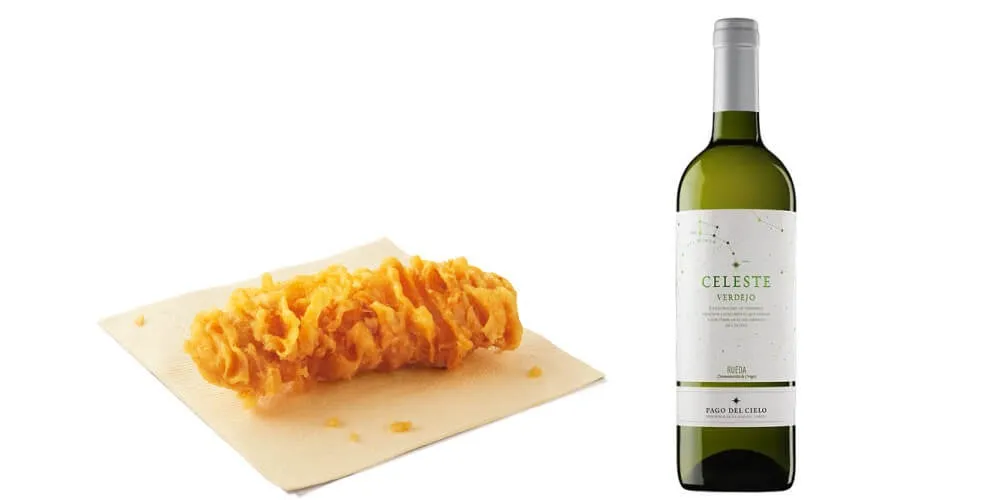 揚げ物とワインのボトルが写った写真です。