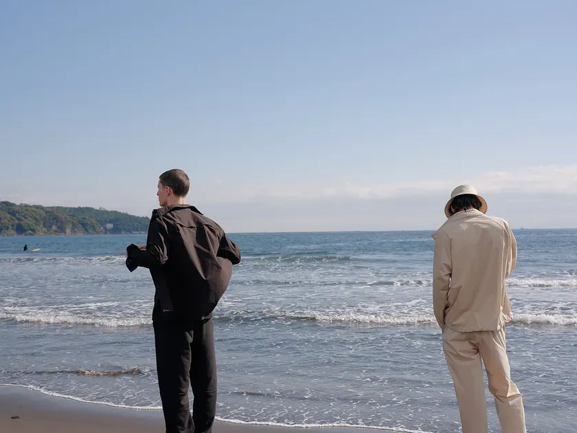 海岸に立つ二人の男性