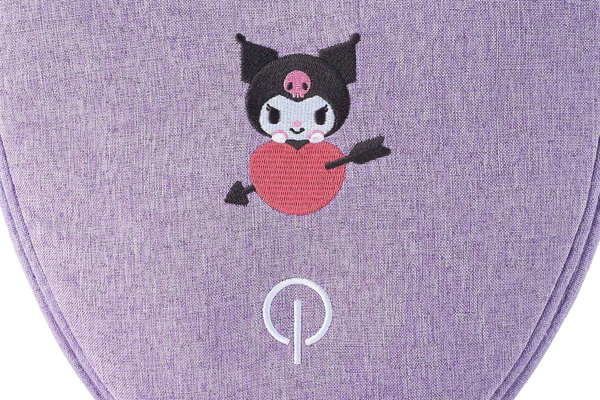 紫色の背景に、黒い耳とピンクのドクロを持つキャラクターが赤いハートを抱えている刺繍