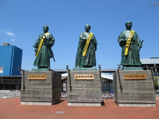 JR高知駅前の三志士像