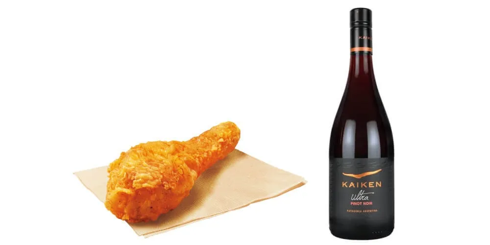 フライドチキンとワインのボトルが写っている画像です。