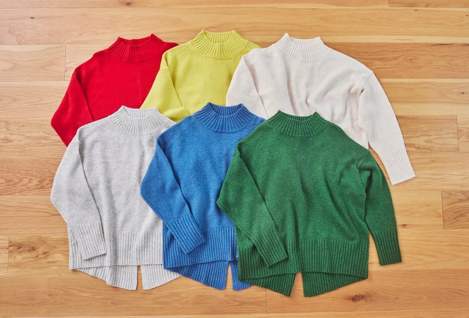様々な色のタートルネックセーターが並んだ写真