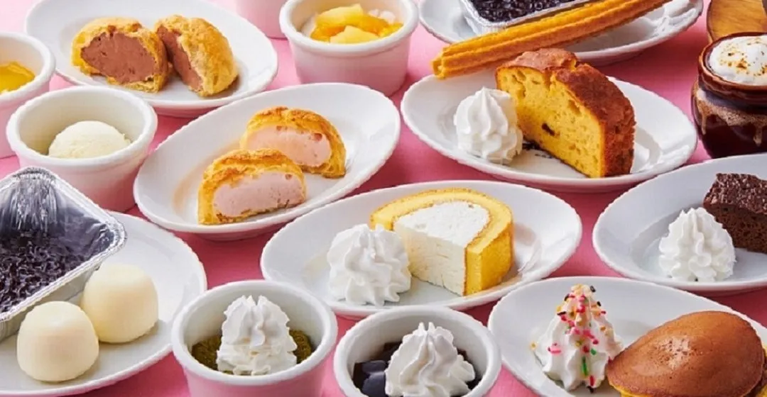 様々なデザートが並べられた写真