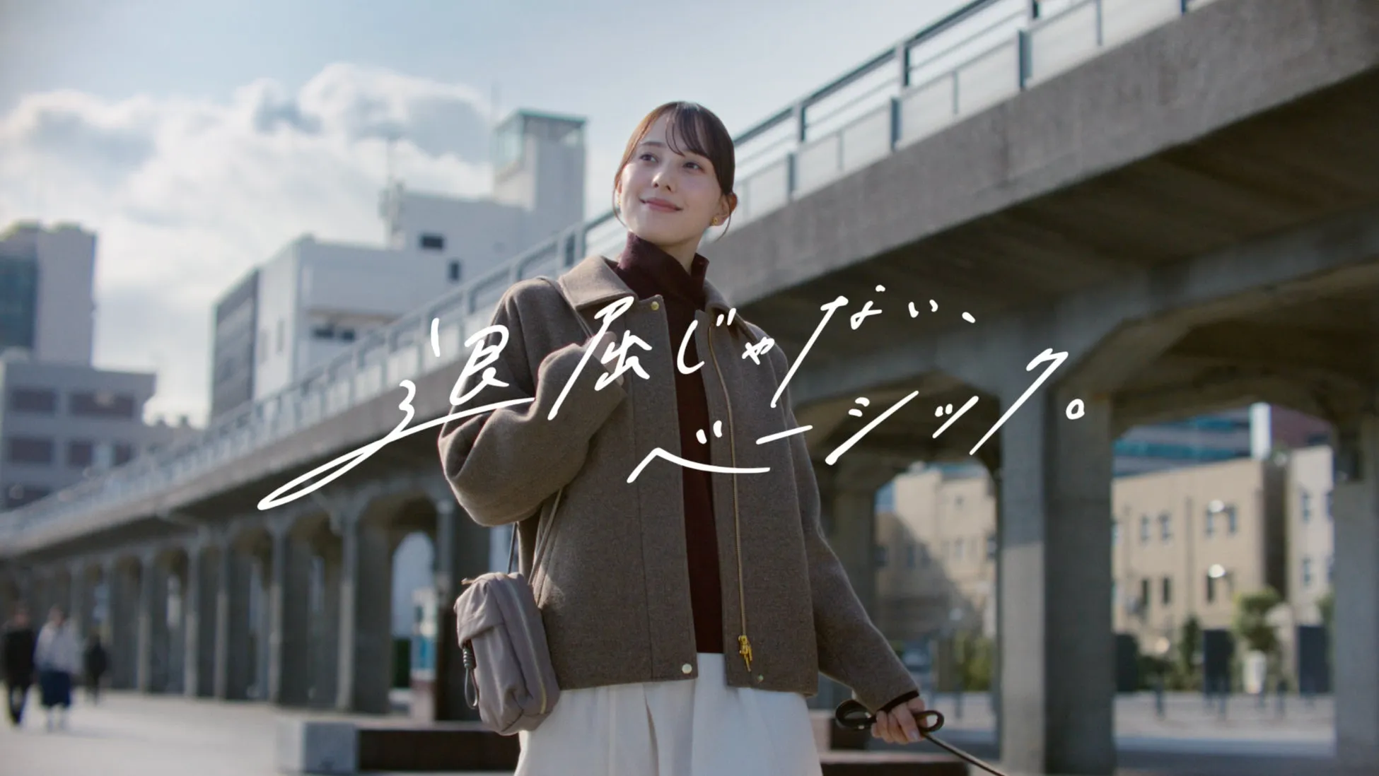 MEGUMIさん街中を歩く様子