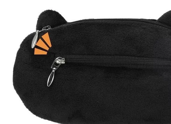 黒猫の顔を模したポーチです。黄色い目と白いヒゲが刺繍されています。
