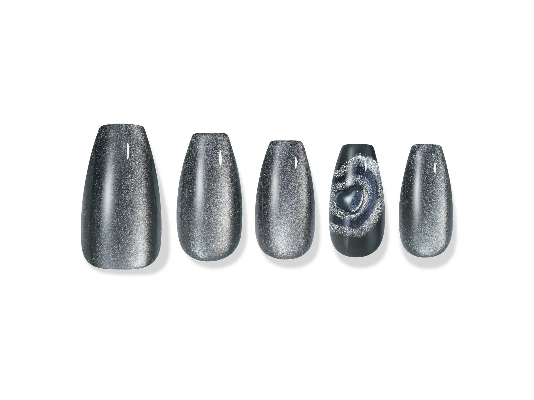 5つのネイルチップが並んだ画像。うち1つはハート模様。