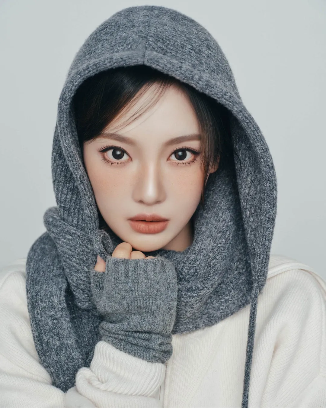 フードをかぶったNINGNINGのクローズアップ