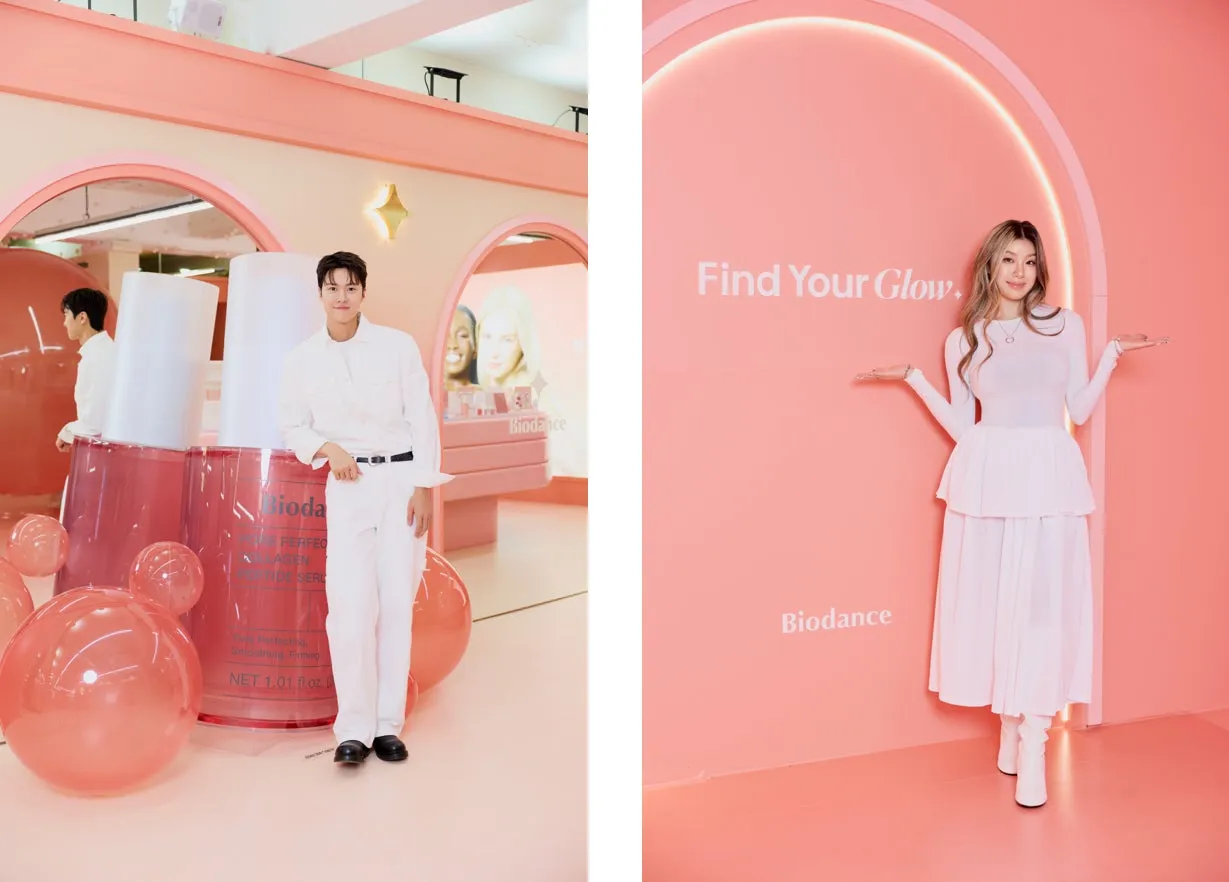 2人の人物が写っている、ピンク色の背景に「Find Your Glow」と書かれた画像。左側には男性がおり、ピンク色のオブジェの前に立っています。右側には女性がおり、両手を広げています。どちらの人物も白の服を着ています。