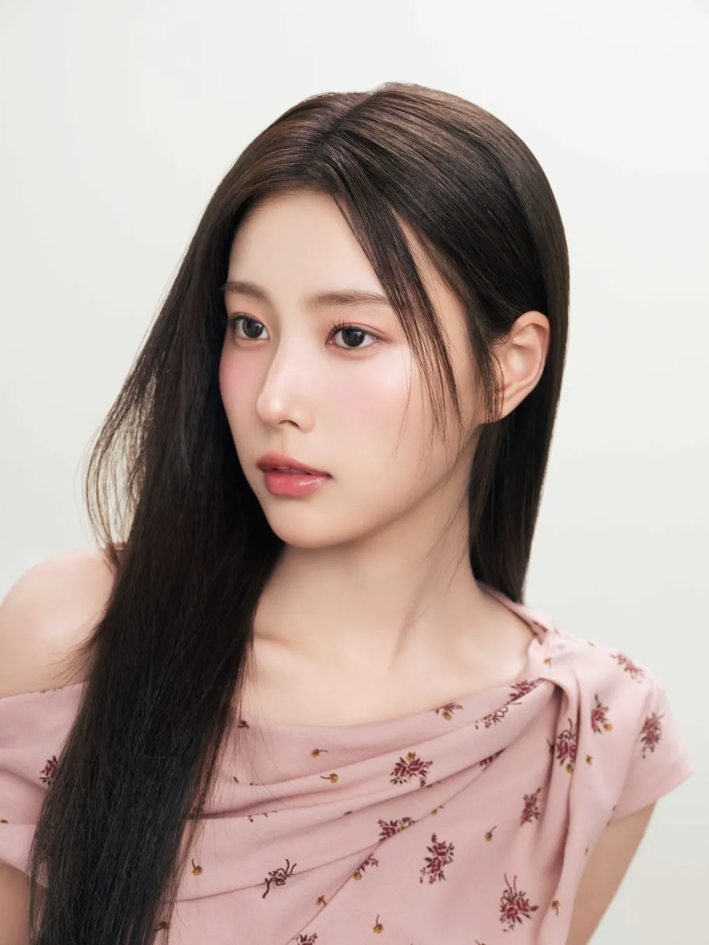 輝きをまとった表情メイクアップルック