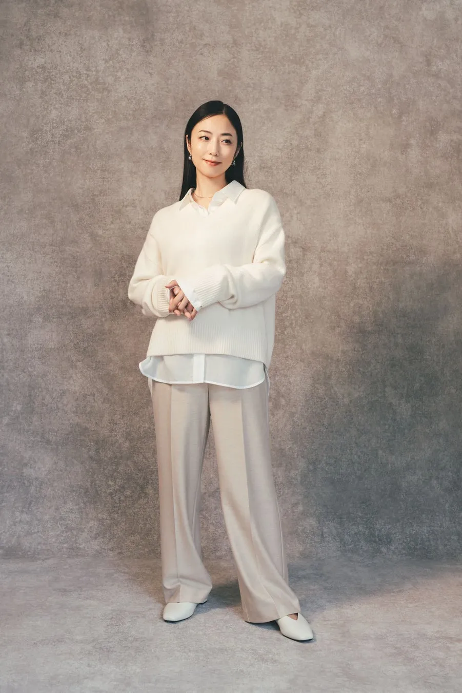 白いセーター着用モデル