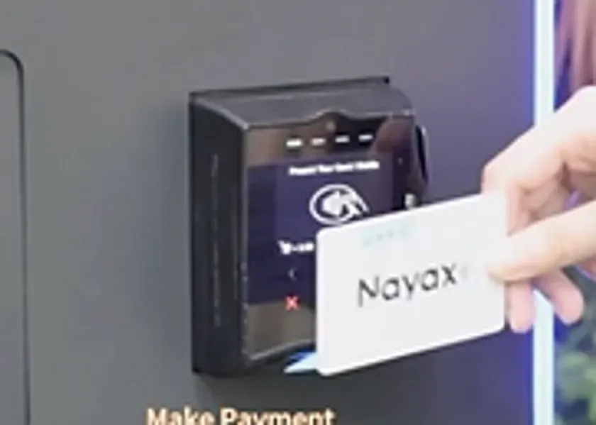 Nayaxのカードリーダーにカードをかざしている様子