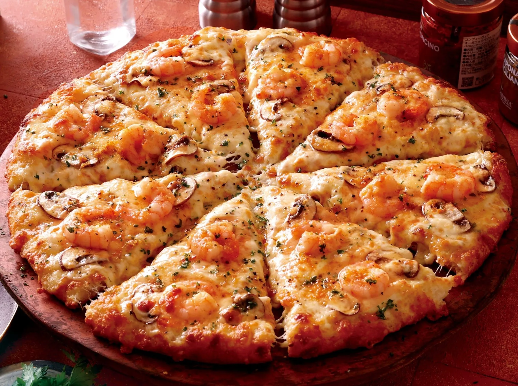 エビとキノコがトッピングされたピザの写真。