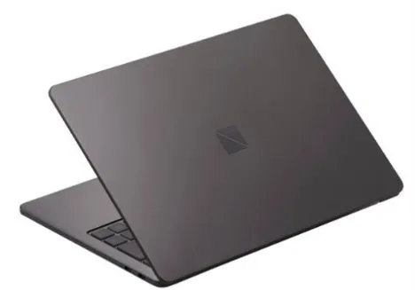 黒色のノートパソコンのクローズアップ写真。ノートパソコンは開いた状態で、キーボードとロゴが見える。