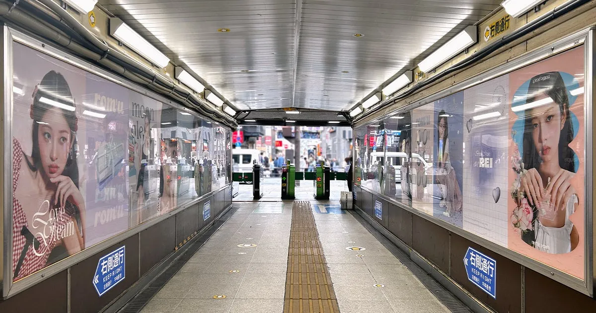 竹下口に掲出された『rom’u』の広告