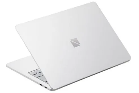 白いノートパソコン