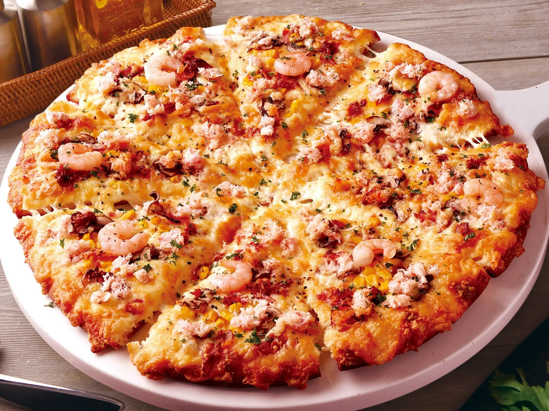 エビとチーズがたっぷり乗ったピザ