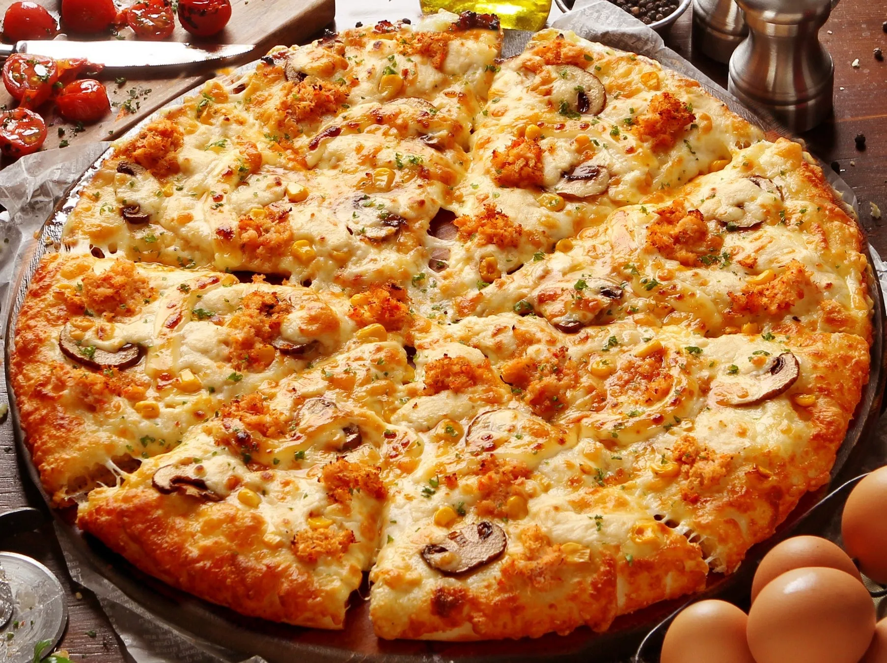 ピザ-ラ（Pizza-La）の広告で、冬の贅沢カニのピザのイメージ。熱々のチーズが伸びる様子が特徴的。