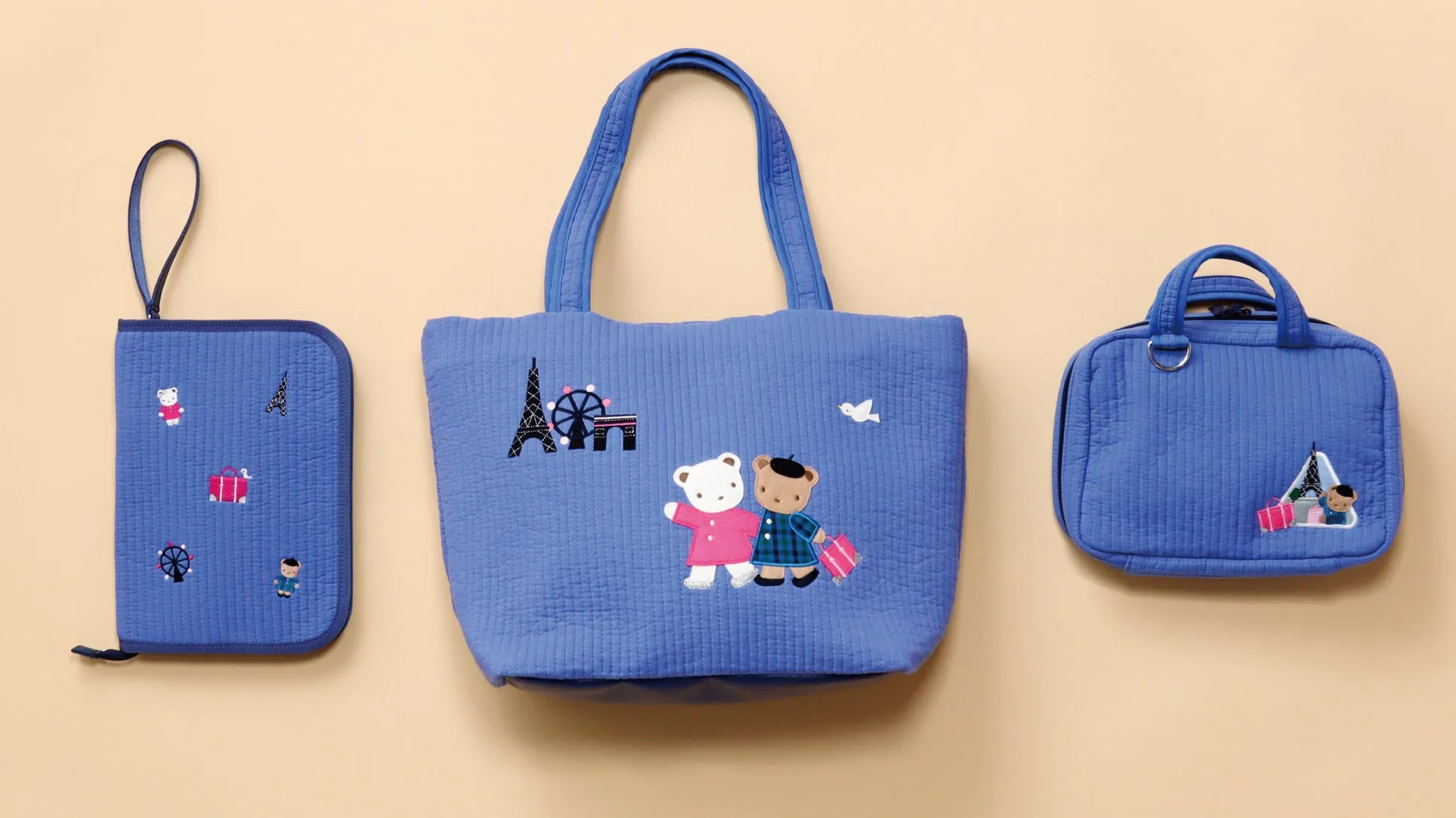 ブルーのコラボレーションバッグ