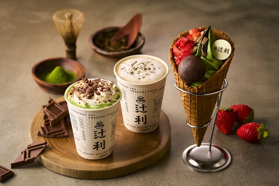 辻利の抹茶ドリンクとソフトクリーム、イチゴが添えられた写真。