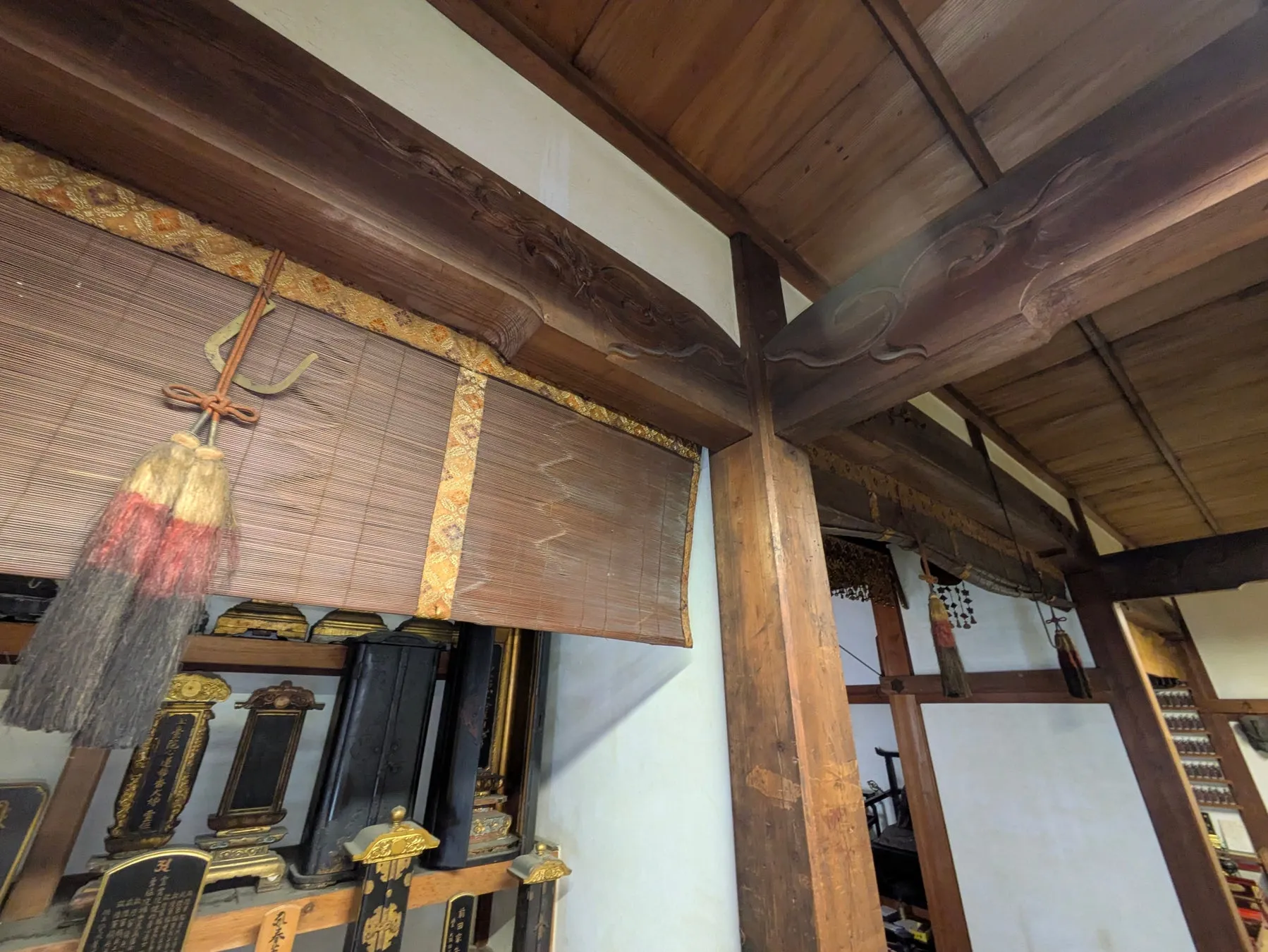劣化した本堂内部