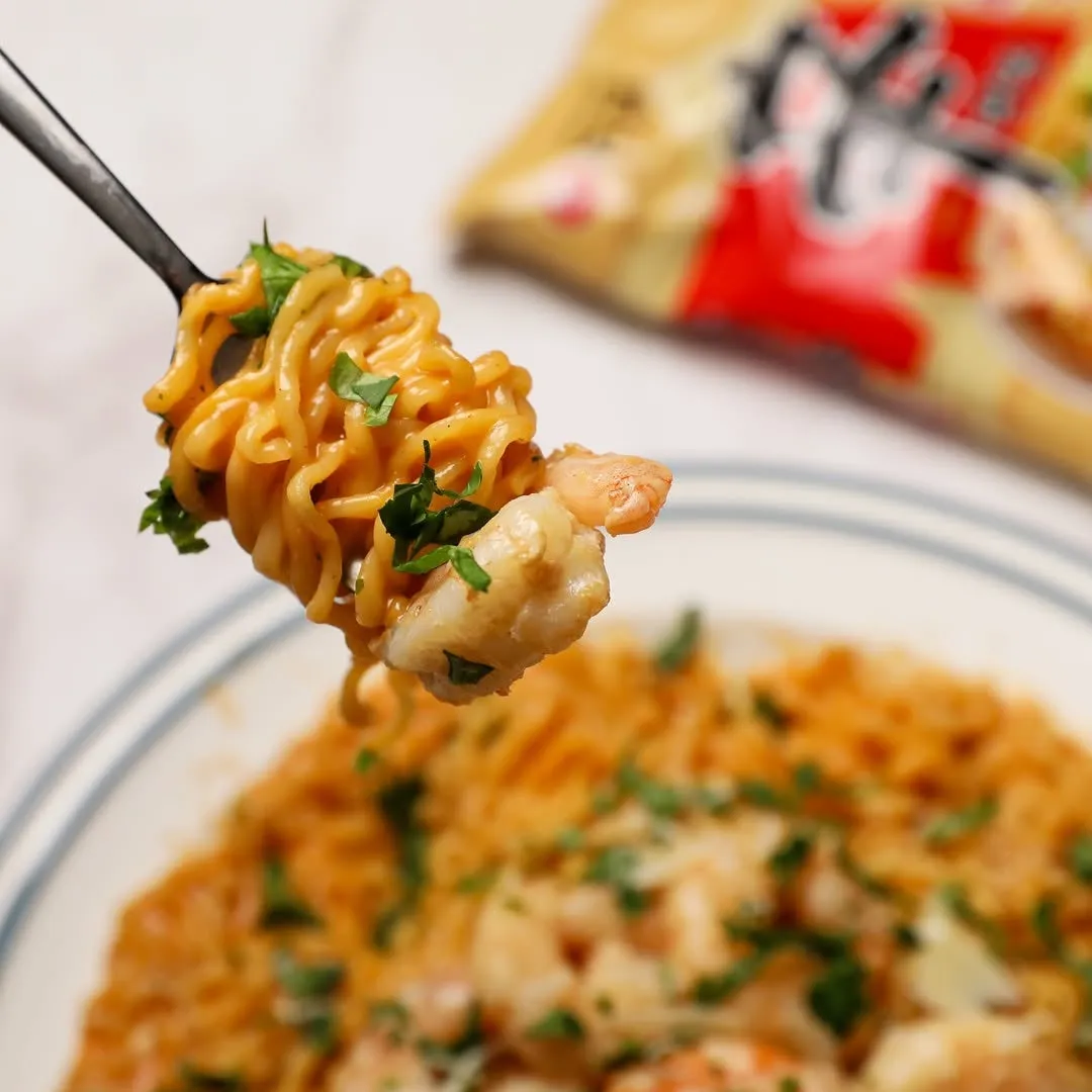 エビとパセリがトッピングされたラーメンのクローズアップ