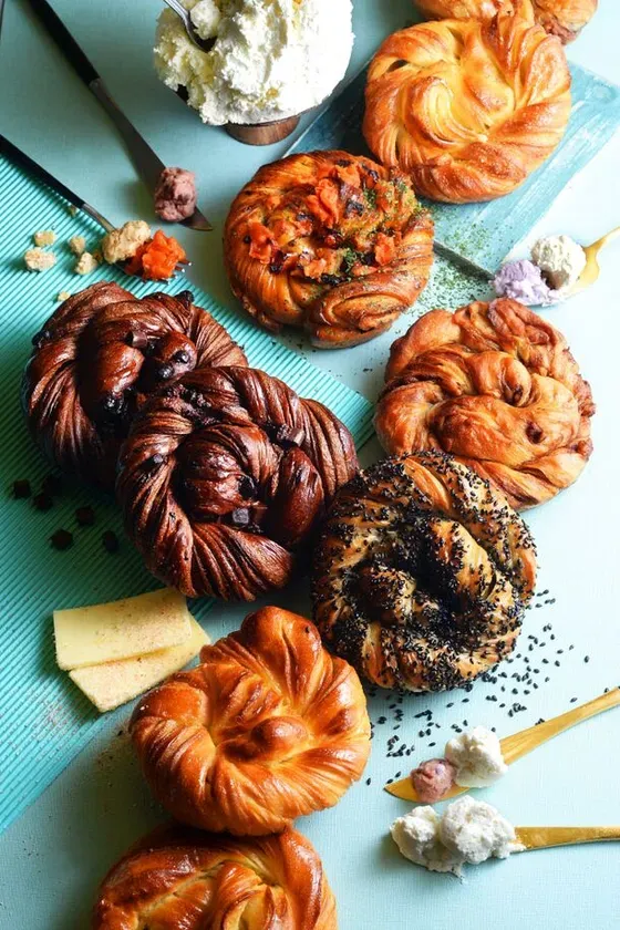 様々な種類のパンと、クリーム、チーズ