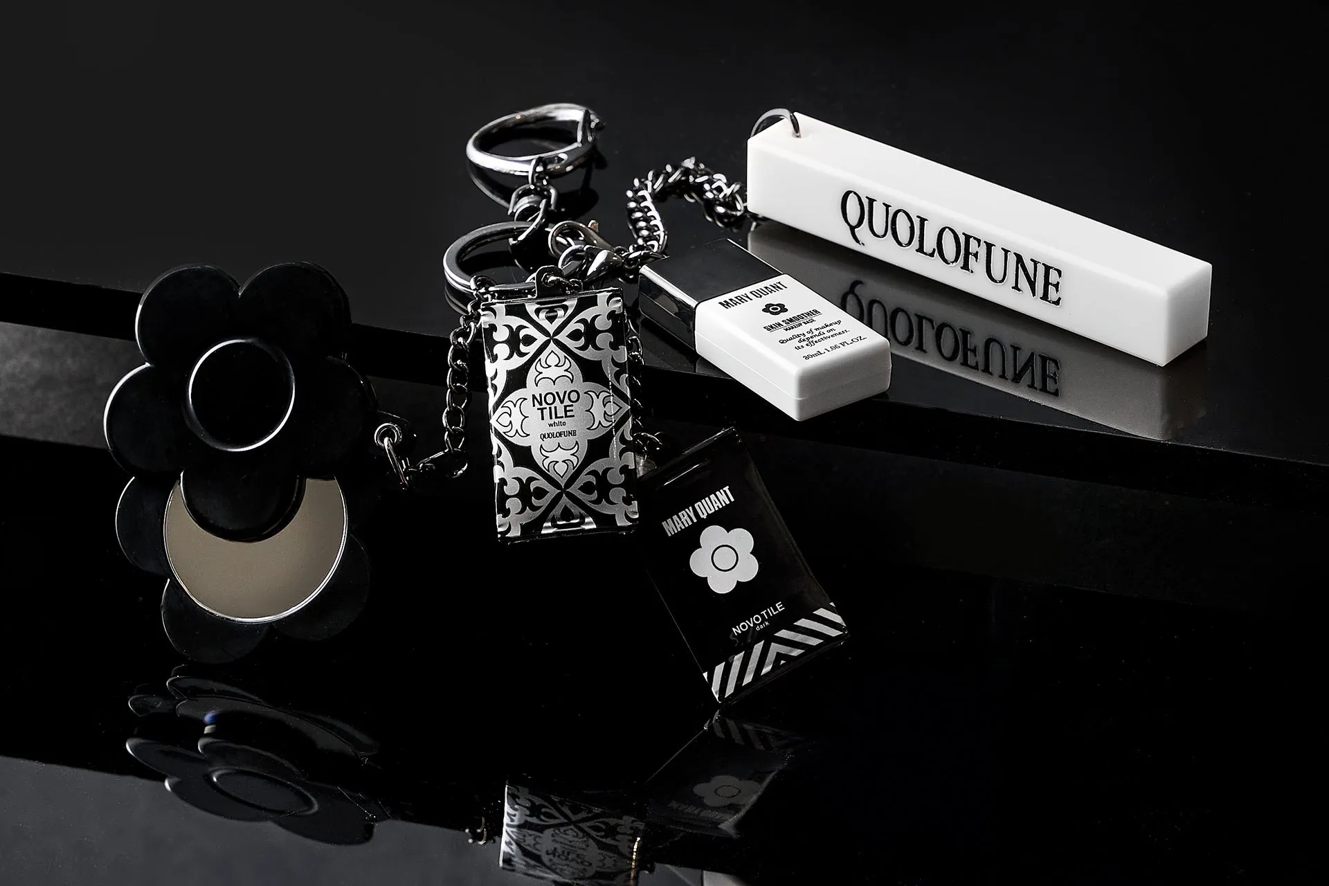 MARY QUANTのコスメとキーホルダー、ノボタイルのキーホルダー