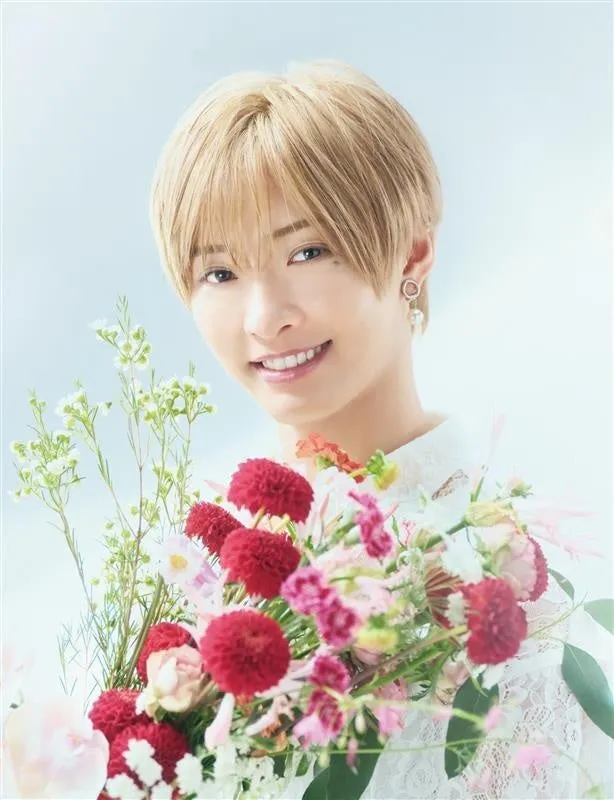 花束を持った金髪の男性のポートレート