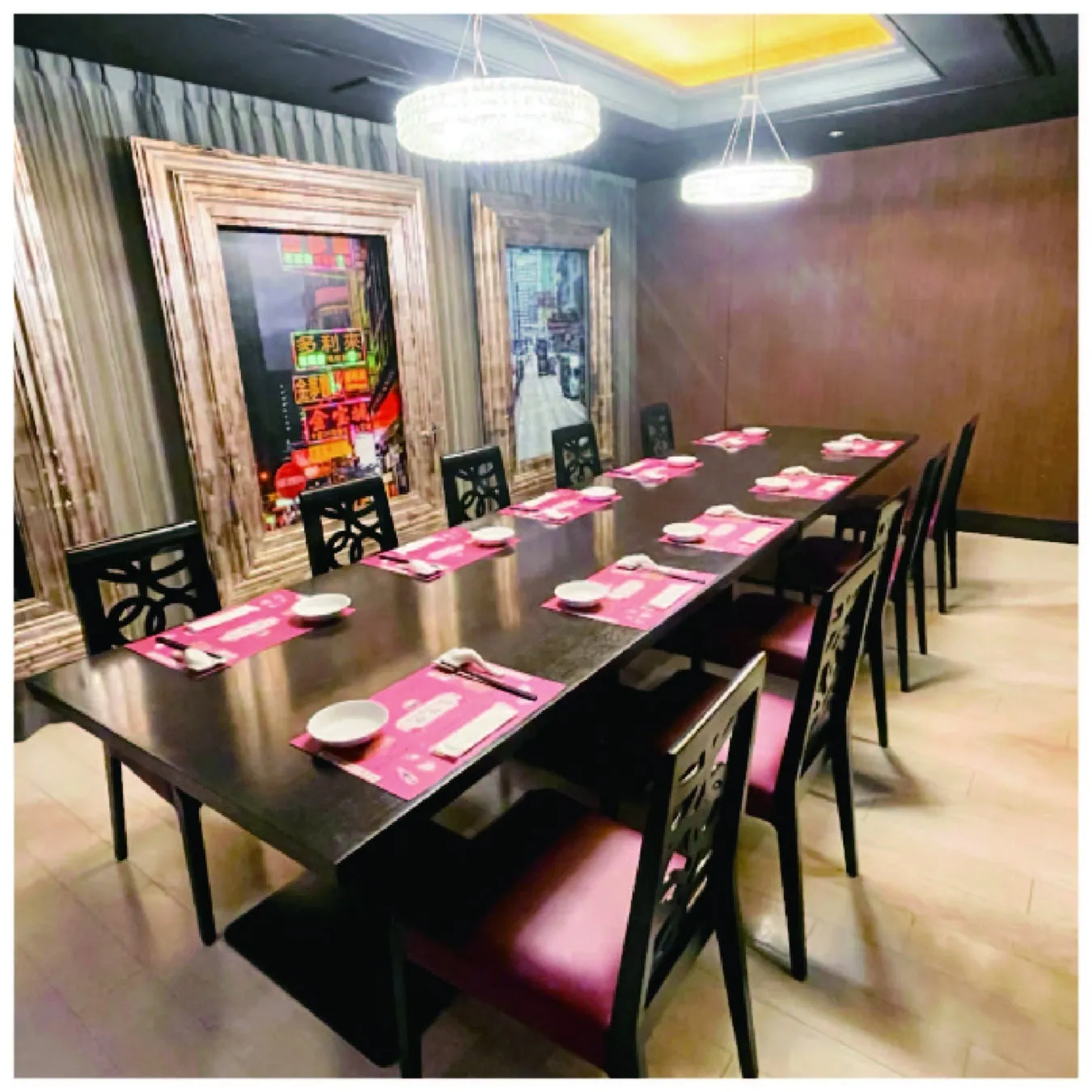 レストランの個室。長いテーブルと椅子が並び、食事の準備が整っている。壁には大きな絵が飾られ、照明が美しい。