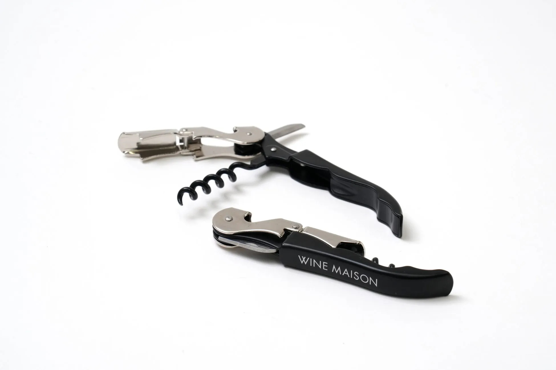 白背景に2つのワインオープナーが置かれている写真。1つは開いた状態で、もう1つは閉じた状態。