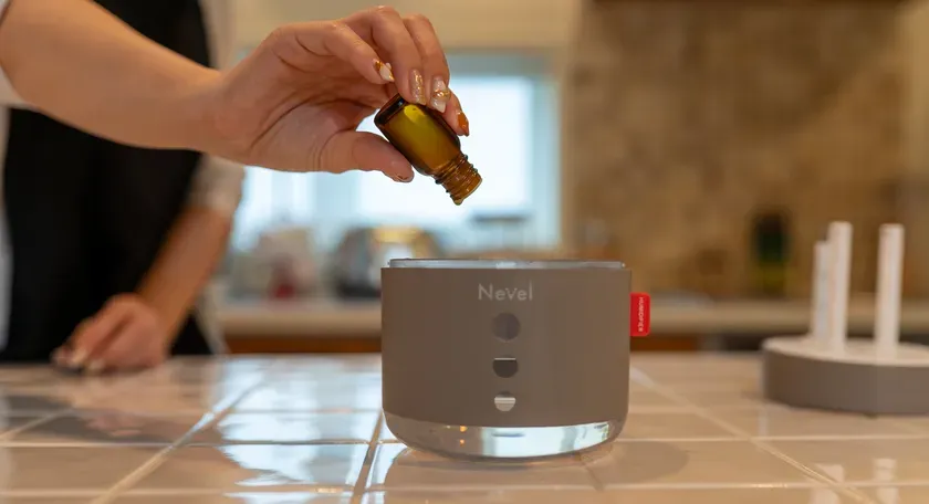 アロマオイルをディフューザーに注いでいる様子。