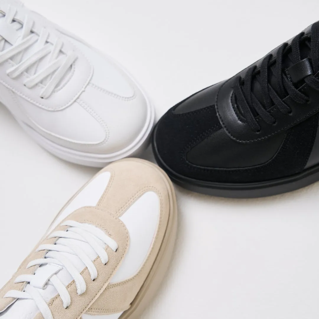 3色のスニーカーが写った写真。白、黒、ベージュのスニーカーがそれぞれ配置されている。