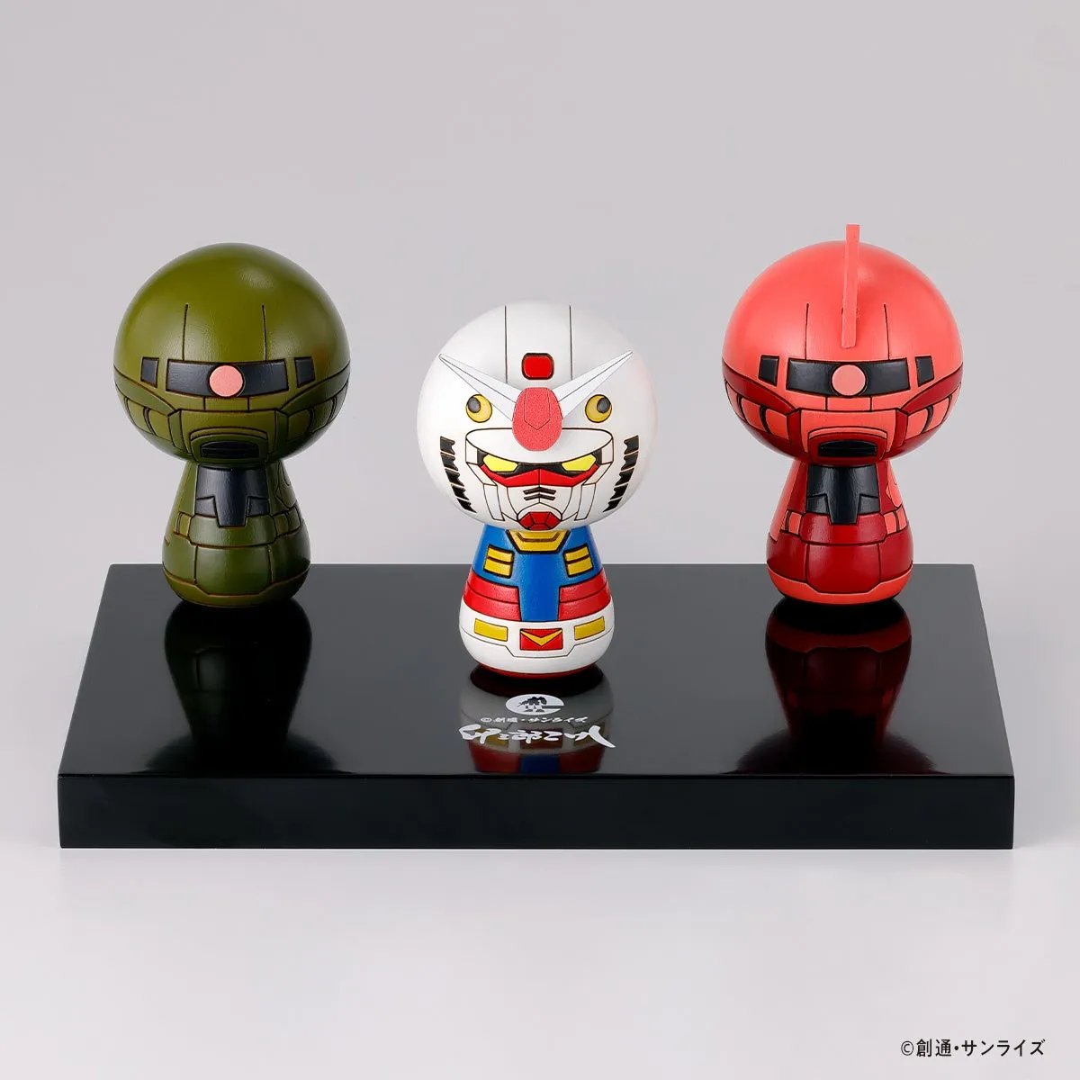 限定台座付き3体セット。並べて飾ることで生まれる世界観に注目!