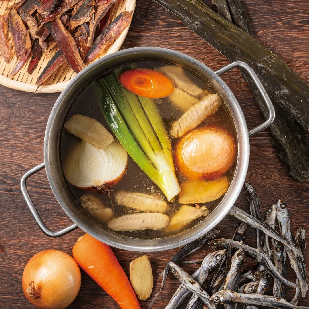 鍋で調理されている出汁のイメージ