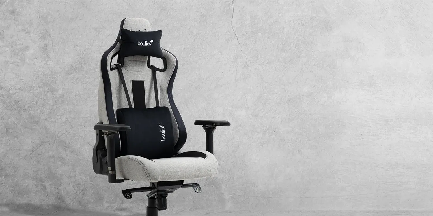 黒い枕と腰椎サポートクッションが付いたゲーミングチェア