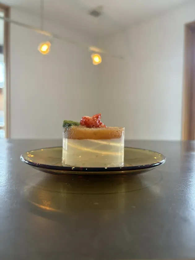 透明な容器に入ったデザート