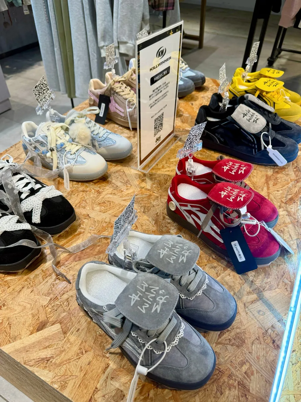 様々なくつの写真。KILL WINNERというブランドのくつが並べられている。値札やタグがつけられている。
