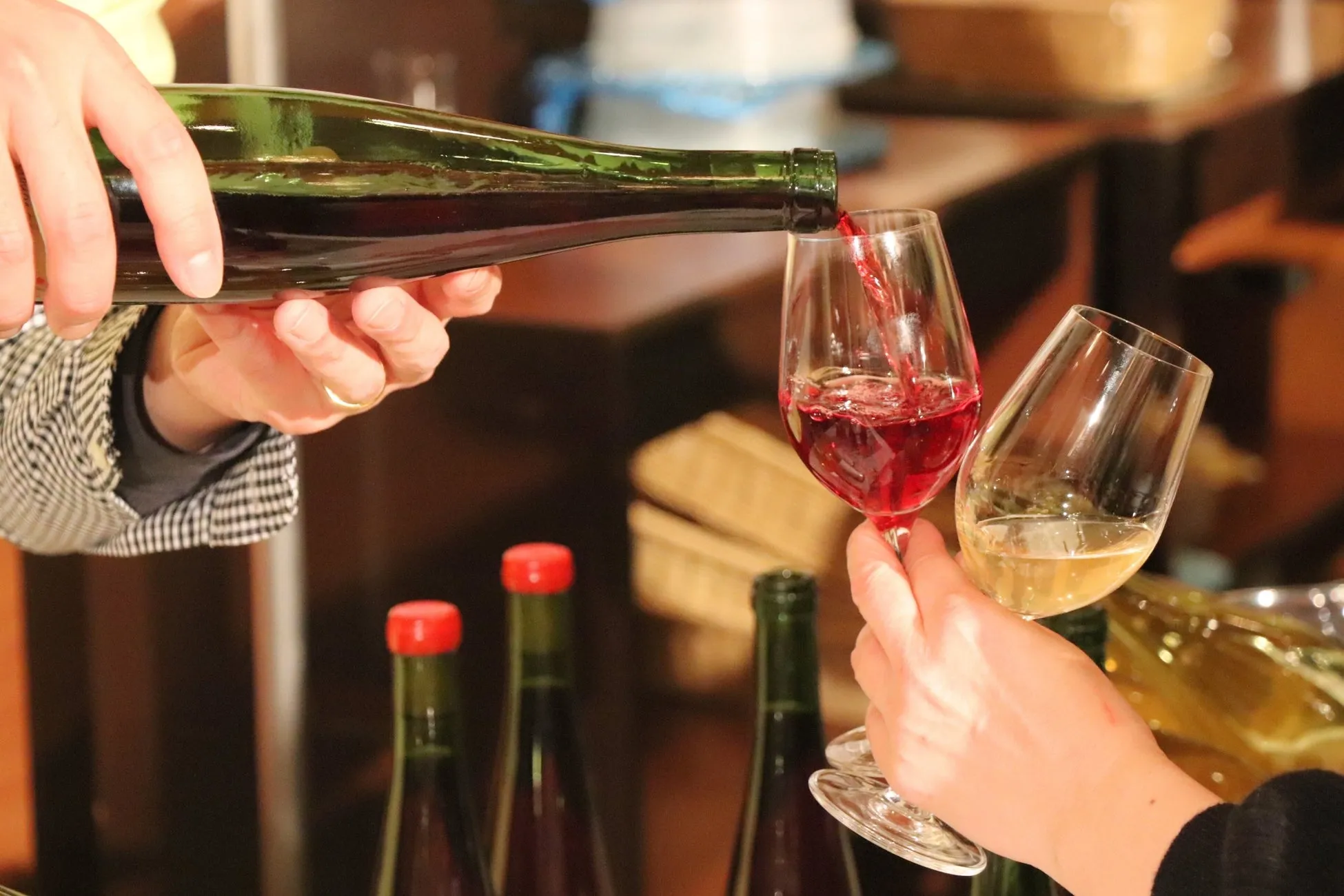 ワインを注ぐ様子