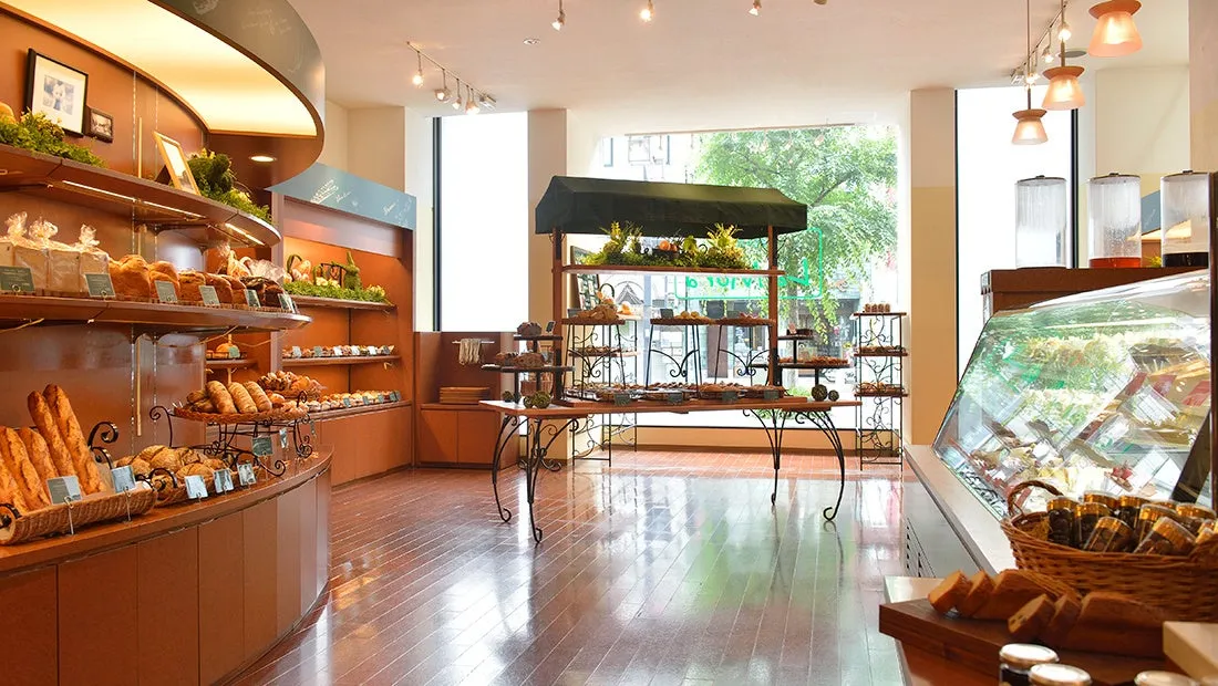 パン屋さんの店内の写真。パンや焼き菓子が並べられており、木の温かみのある内装。