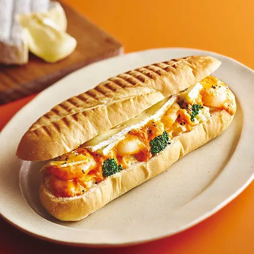 エビとブロッコリーが入ったホットサンドの画像